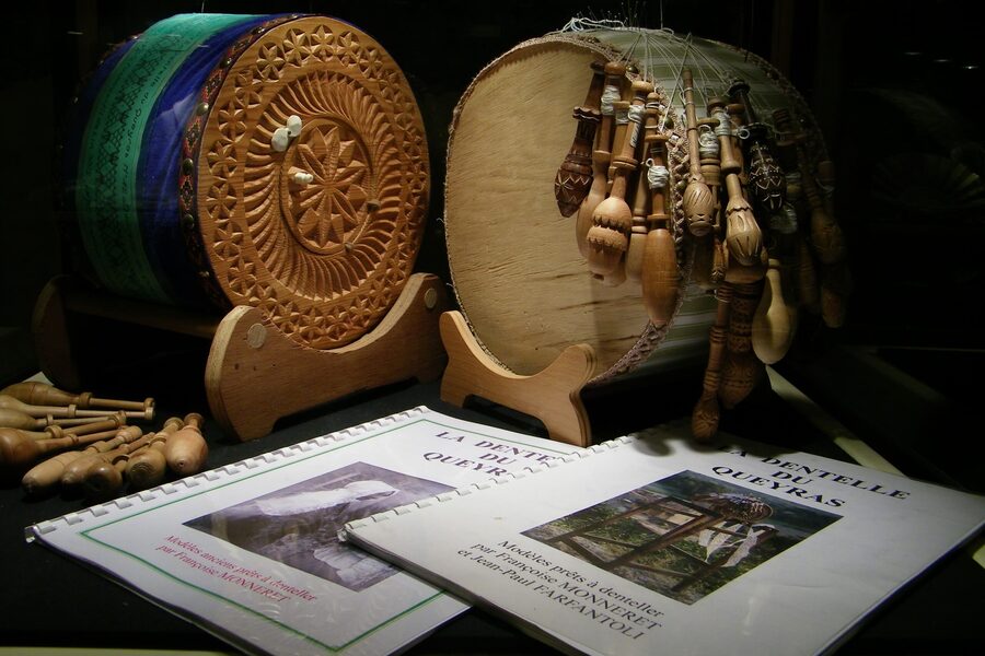 Musée de Laragne 2013 autour de la dentelle, vitrine dentelle du Queyras, avec livres, fuseaux et tambours